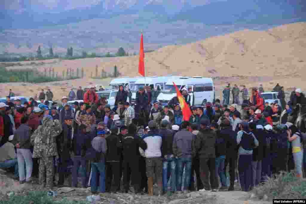 A rally against the activities of Kumtor in Barskoon on May 30. The participants reportedly cut power coming from the Tamga substation. Power returned the next morning.