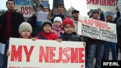 Дети казахских беженцев с плакатом на руках, где написано "Мы не экстремисты". Акция протеста казахских беженцев в Праге. 7 февраля 2009 года.