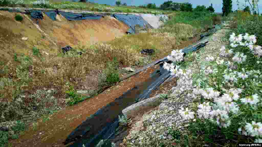 Через п'ять років після початку анексії Північно-Кримський канал із повноводної артерії перетворився в пересохлий струмок. Російська влада півострова все ще в пошуку альтернативного джерела водопостачання. Не пройшла перевірку анексією й інфраструктура каналу. Невідомі &laquo;попрацювали&raquo; над фрагментом відвідного каналу: вивезли плити, якими було викладено стінки, і зруйнували перекриття