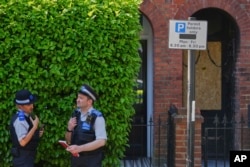 Полицейские стоят возле дома премьер-министра Великобритании Кира Стармера, Лондон, 13 мая 2025 года