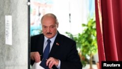 Բելառուսի գործող նախագահ Ալեքսանդր Լուկաշենկոն մասնակցում է ընտրությունների քվեարկությանը, 9 օգոստոսի, 2020թ.