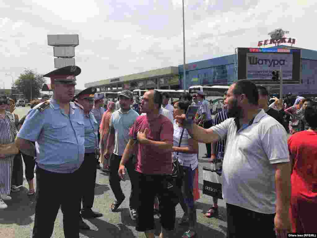 Маусымның 27-і күні таңертеңгі сағат 11 шамасында Шымкенттегі "Ақмешіт" мешіті мен "Бекжан" базары алдындағы көшені Арыс тұрғындары жапты.&nbsp;