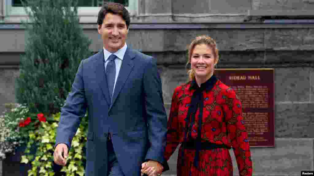 Прем'єр Канади Джастін Трюдо був змушений самоізолюватися, оскільки на Covid-19 захворіла його дружина. Проте країною очільник канадського уряду продовжує керувати. На своїй сторінці у твітері&nbsp;Трюдо показав, як проводить переговори з лідерами G7. Телефонну розмову днями він мав і з президентом України Володимиром Зеленським, під час якої політики обговорили алгоритм взаємодії у боротьбі з коронавірусом