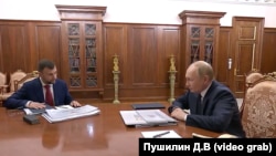 Зустріч ватажка угруповування «ДНР» Дениса Пушиліна (зліва) та лідера Кремля Володимира Путіна (справа) у Москві, 5 липня 2025 року