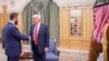 Takimi mes presidenti i SHBA-së, Donald Trump, dhe udhëheqësit të ri sirian, Ahmad al-Sharaa, në praninë e princit saudit të Kurorës, Mohammed bin Salman.