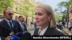 Яна Чернохова зазначила, що наразі запиту на відправку військ в Україну «на столі немає», тому обговорення цього є передчасним