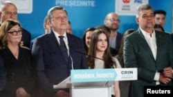 Crin Antonescu, împreună cu soția sa, fostul comisar european Adina Vălean, și fiica lor, Irina. Alături, premierul PSD, Marcel Ciolacu – e a doua rundă de alegeri prezidențiale pe care le pierde partidul său. În toamna lui 2024, a pierdut el însuși.