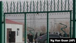 На въезде на территорию «лагеря перевоспитания» в Артуше, Синьцзян. Декабрь 2018 года.
