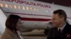 Радослаў Сікорскі і Сьвятлана Ціханоўская ў варшаўскім аэрапорце.