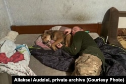 Аляксей сьпіць разам са сваім сабакам Жмыхам. Фота з прыватнага архіву