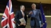Negociatorul șef al UE pentru Brexit Michel Barnier (dreapta)și negociatorul-șef britanic pentru Brexit David Frost
