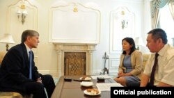 Президент Алмазбек Атамбаев "Азаттыктын" деректири Венера Сагындык кызы менен Бишкек бюросунун башчысы Султан Жумагуловдун суроолоруна жооп берүүдө. Бишкек, 23-май, 2012.