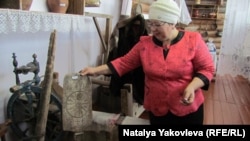 Директор школы в деревне Атирка Ирина Терещенко проводит экскурсию по местному краеведческому музею