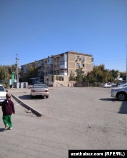 Mary şäherinde Jemagat hojalygynyň işgärleri hem-de Jaý dolandyryş müdirliginiň işgärleri arassaçylygy güýçlendirýär, köp gatly ýaşaýyş jaýlaryň ýerzeminlerini barlaýar, girelgelere derman sepýär