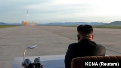 Түндүк Кореянын бышчысы Ким Чен Ын ракетаны сыноодон өткөрүү иш-чарасында. Архив сүрөт. 