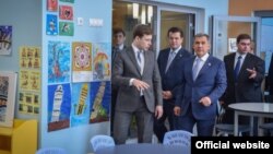 Рөстәм Миңнеханов Казанның халыкара мәктәбендә, архив фотосы