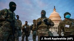 Biden, Harris şi partenerii lor de viaţă vor fi apoi escortaţi la Casa Albă de membri ai armatei, cu o fanfară militară.