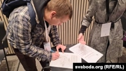 Андрусь Цянюта падпісвае дэклярацыю за стварэньне Беларускай нацыянальнай кааліцыі