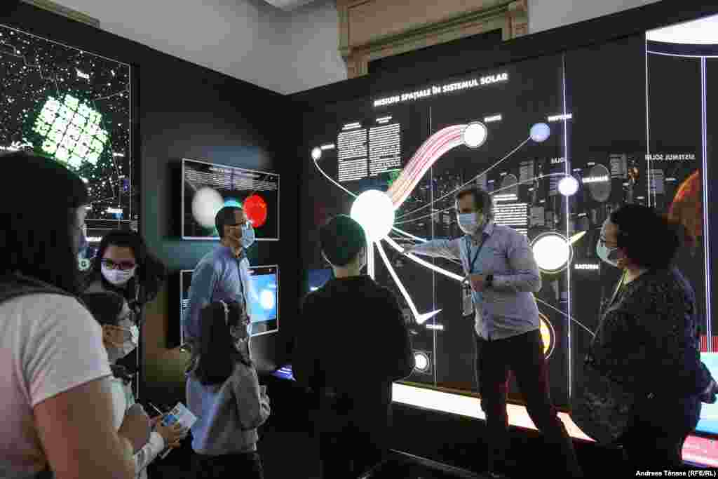 Un grup de persoane vizitează Observatorul Astronomic&nbsp;&bdquo;Amiral Vasile Urseanu"&nbsp;din București, cu ocazia &bdquo;Nopții Muzeelor&rdquo;.