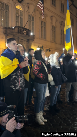 Акція на підтримку України біля будівлі Посольства США у Празі