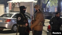 چند عضو گروه «هیئت تحریر الشام» پس از سرنگونی بشار اسد، دمشق، دی‌ماه ۱۴۰۳