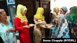 Женщины встречают прибывших на свадьбу гостей в Узбекистане.