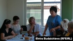 Кундуз Мамбетова кыргызстандык мигрант кыз-келиндер менен. Стамбул шаары.