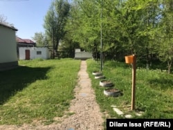 Дорога, ведущая к умывальнику и туалету на улице в Кызылжарской школе. Туркестанская область, Сайрамский район, 28 апреля 2021 года.