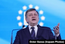 Crin Antonescu este candidatul coaliției PSD-PNL-UDMR la prezidențiale.