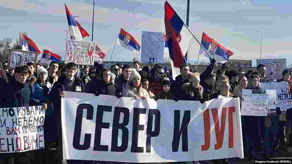 Transparent na kojem piše "Sever i jug" i zastave Srbije na blokadi naplatne rampe na izlazu iz Niša, na jugu Srbije, 9. februar 2025.&nbsp;