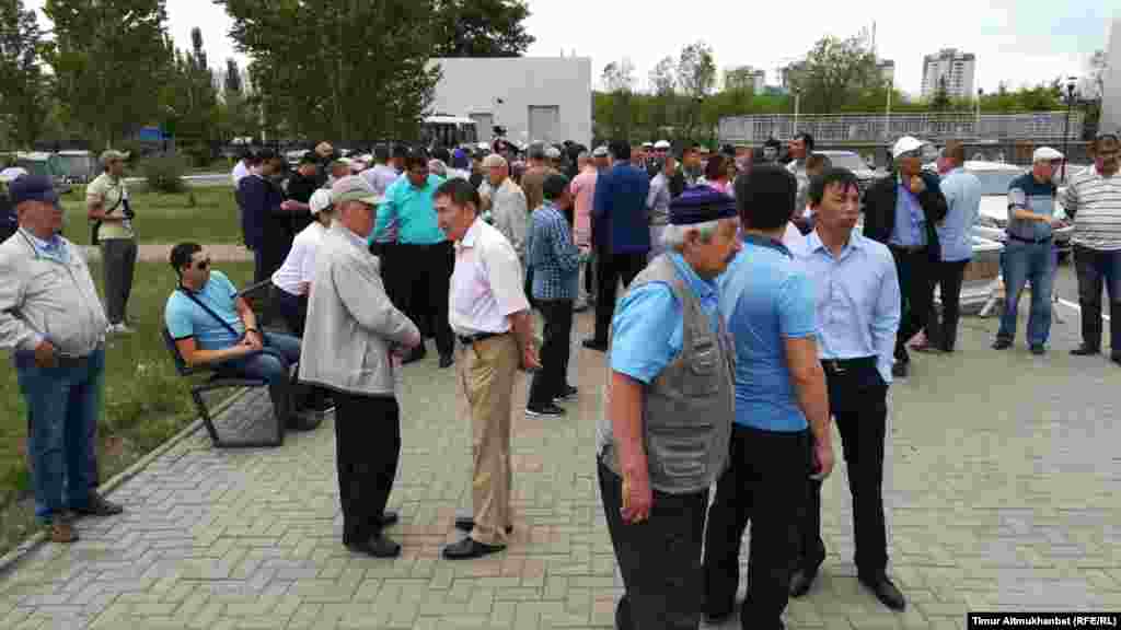 Жиналғандар "Халық құрылтайы" өтетінін әлеуметтік желіден білген. Елдегі қоғамдық-саяси ахуалға алаңдап отырғанын айтқан азаматтар алыста өткеніне қарамастан өз ақшасына билет алып, жиынға жеткен. Нұр-Сұлтан, 1 маусым 2019 жыл.&nbsp;&nbsp;