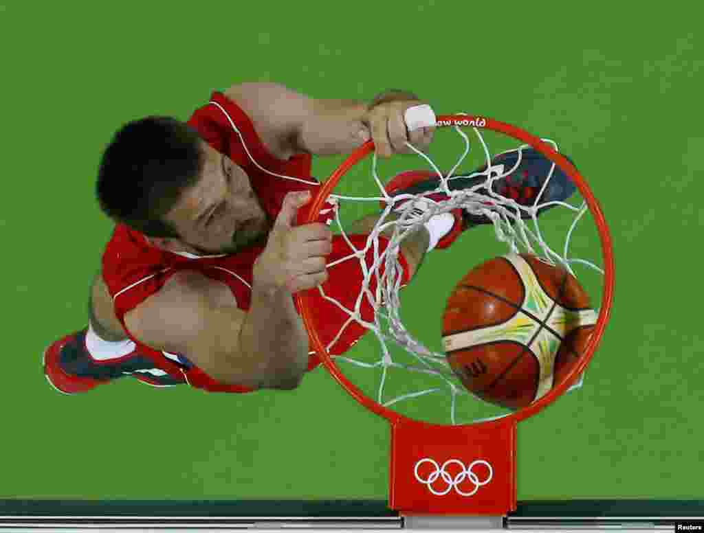 სერბიისა და ვენესუელის კალათბურთელ ვაჟთა მატჩის ერთი ეპიზოდი. მეტოქის კალათს უტევს სერბი შტეფან ბირჩევიჩი.