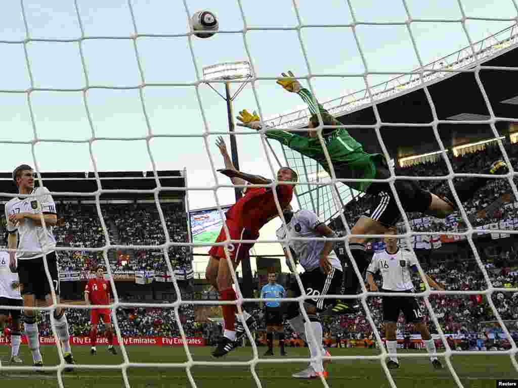 გერმანია - ინგლისი 4:1. ინგლისელმა აპსონმა საჰაერო დუელი მოიგო და ერთადერთი საპასუხო გოლი გაიტანა ნოიერის კარში. - მსოფლიო საფეხბურთო ჩემპიონატების ისტორიაში პირველად მეოთხედფინალში მეტი სამხრეთამერიკული გუნდი აღმოჩნდა, ვიდრე ევროპული. „დიდ რვიანში“ სამხრეთ ამერიკას ოთხი ქვეყანა წარმოადგენს (არგენტინა, ბრაზილია, პარაგვაი და ურუგვაი), ევროპას კი - სამი: გერმანია, ესპანეთი და ჰოლანდია. მასპინძელი კონტინენტი - აფრიკა - განის ნაკრებით არის წარმოდგენილი. მეოთხედფინალური მატჩები 2-3 ივლისს გამართება.