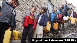 کابل کې د اوبو یوه نل ته راټول شوي ماشومان، ارشیف