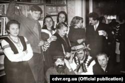 Святкування Різдва в домі Садовських. Стоять зліва направо: Любомира Попадюк, Василь Стус, Олена Антонів, Ірина Калинець, Марія й Ганна Садовські, Михайло Горинь. Сидять – Стефанія Шабатура («циган»), Мар’ян Гатало, Олександр Кузьменко. Львів, 1 січня 1972 року