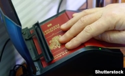 Сканирование российского паспорта во время пограничного контроля