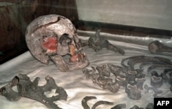 ნიკოლოზ II-ის ნეშტი, ნანახი გასული საუკუნის 90-იან წლებში, სანკტ-პეტერბურგში პეტრე-პავლეს ეკლესიაში გადასვენებამდე.