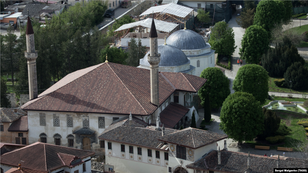 Ханський палац-музей в Бахчисараї &ndash; найвідоміший музей, пов'язаний з історією кримських татар, територія літньої резиденції кримських ханів Гераїв. Це єдиний у світі об'єкт палацової архітектури кримських татар