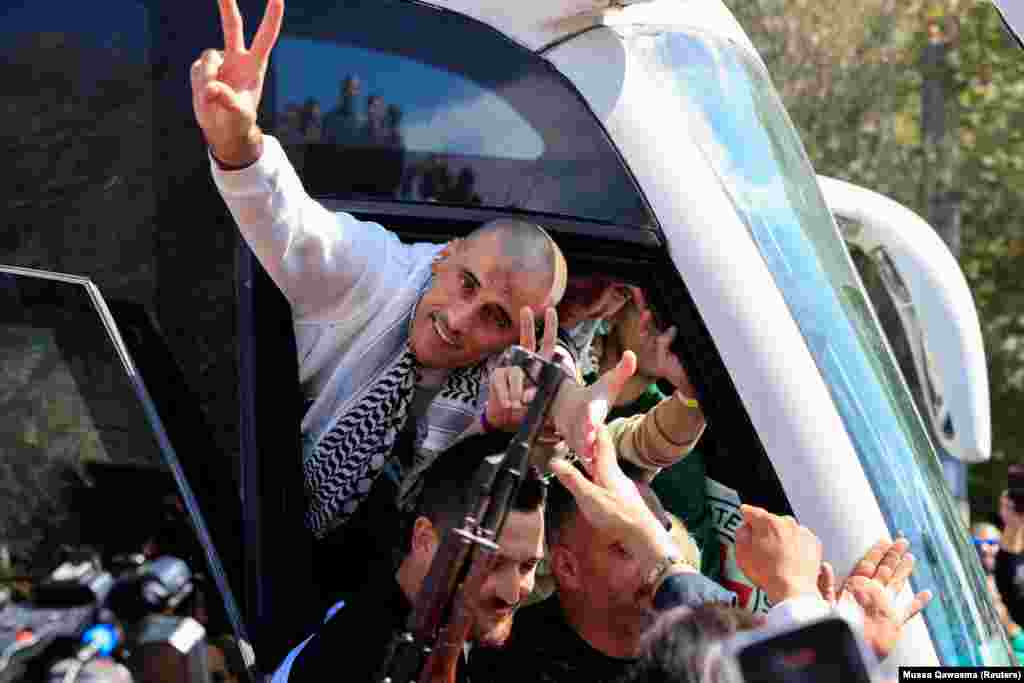 Deo sporazuma o prekidu vatre i oslobađanju talaca je i oslobađanje skoro 2.000 palestinskih pritvorenika i osuđenih zatvorenika iz izraelskih zatvora.Oslobođeni palestinski zatvorenik u autobusu u Ramali, na Zapadnoj obali koju je okupirao Izrael, nakon što je pušten iz izraelskog zatvora.