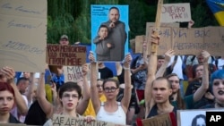 Ucrainenii au protestat săptămâna aceasta împotriva legii semnate de președintele Volodimir Zelenski, care amenința independența agențiilor anticorupție din țară. El a invocat presiunea exercitată de acestea ca motiv pentru care a renunțat la lege doar câteva zile mai târziu.