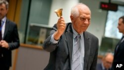 Եվրամիության արտաքին քաղաքականության և անվտանգության հարցերով բարձր ներկայացուցիչ Ժոզեպ Բորելն զանգ հնչեցնելով ազդարարում է արտգործնախարարների հանդիպման մեկնարկը, Բրյուսել, 29-ը օգոստոսի, 2024թ.