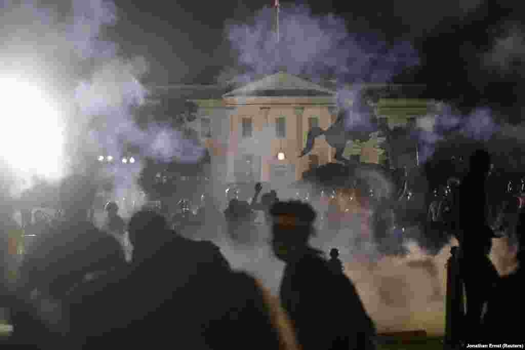 Протестувальники перед Білим домом у Вашингтоні. 31 травня 2020 року (Фото REUTERS/Jonathan Ernst TPX)