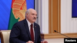 Alexandr Lukașenko, la un an de la alegerile prezidențiale din 9 august 2020, contestat de Occident și de Opoziție, care spune că le-a fraudat și că au fost, de fapt, câștigate masiv de Svetlana Țihanovskaia. 