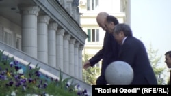 Кыргызстандын жана Тажикстандын вице-премьер-министрлери Жеңиш Разаков менен Азим Иброхим