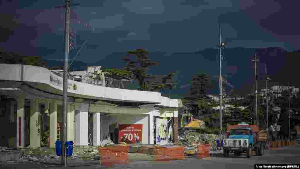 Згідно з рішенням &laquo;суду&raquo;, в ПУМБу був шанс демонтувати об'єкт самостійно, чого не сталося