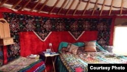 Индиранын Аляскада боз үй да тигип алган.