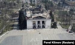 Драмтеатр в Маріуполі після бомбового удару армії Росії, що був здійснений 16 березня 2022 року