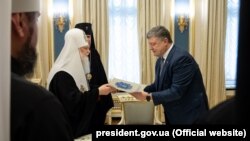 Патріарх Київський і всієї Руси-України Філарет офіційно передає президенту Петру Порошенку звернення до Вселенського патріарха Варфоломія про надання українській церкві томосу про автокефалію, підписане усіма архієреями УПЦ Київського патріархату. Київ, 18 квітня 2018 року 