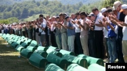 Blokiranje rezolucije o Srebrenici u Savetu bezbednosti Rusija je pokušala da uravnoteži saučešćem porodicama poginulih