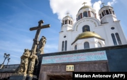 ეკატერინბურგი. აღდგომის ეკლესია და დაღუპულთა ხსოვნის აღსანიშნავად აღმართული ძეგლი იპატიევის სახლის ადგილზე.